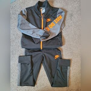 Boys Nike gray and neon orange sweat suit size 7. Good condition.